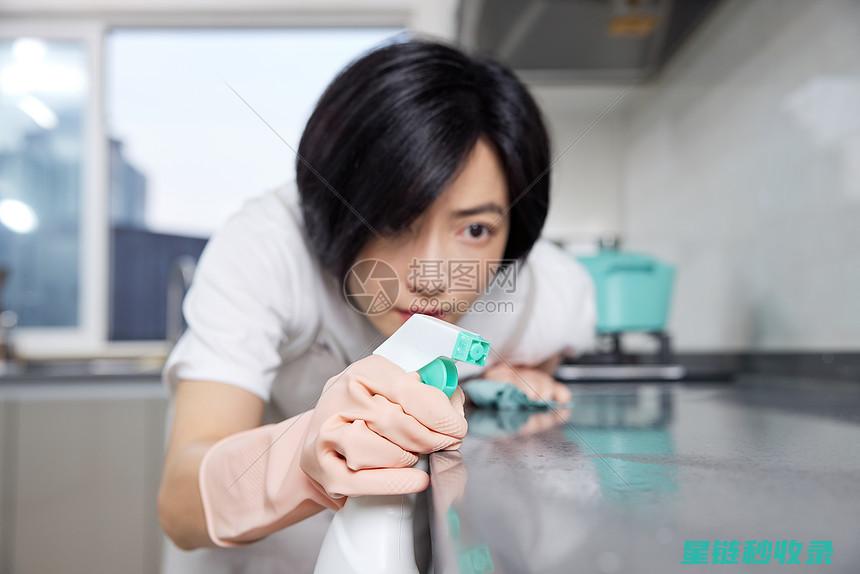 厨房清洁大扫除：别忘了消毒砧板 (厨房清洁大扫除)