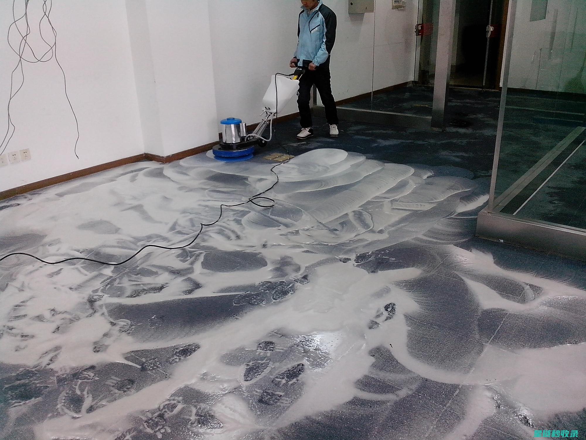 地毯快速清洁：污渍清除的实用小窍门 (地毯快速清洁方法)